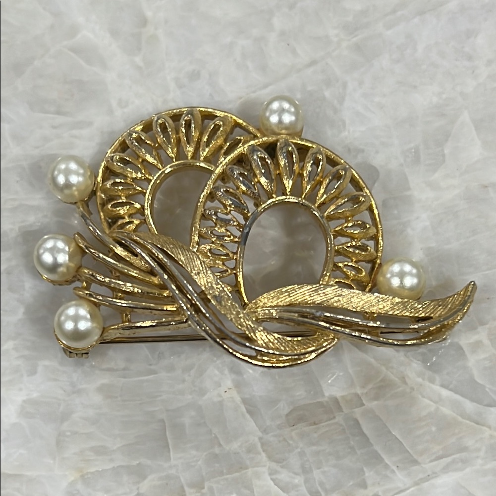 Elegant Gold And Pearl Brooch Signed By Lisner 22$